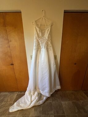 Ivory Lace Applique A-Line Wedding Dress